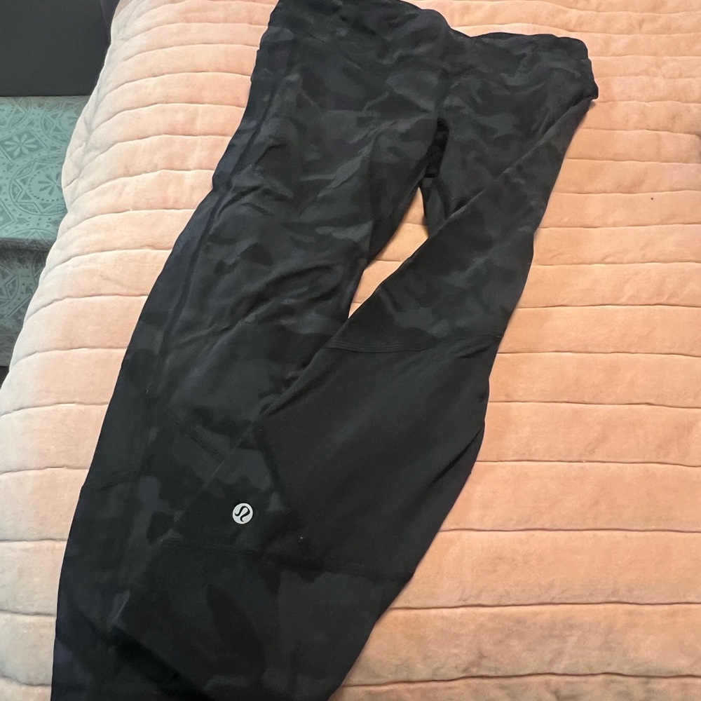 LIKE NEW!! Lululemon 27 inch size 8 like new. Leggings.